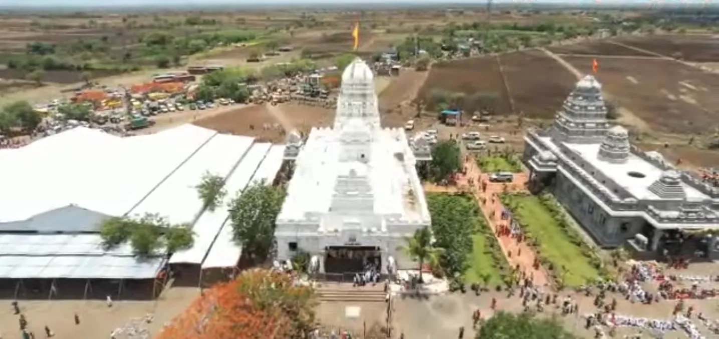 चाकरवाडी गावातील मंदिर दृश्य